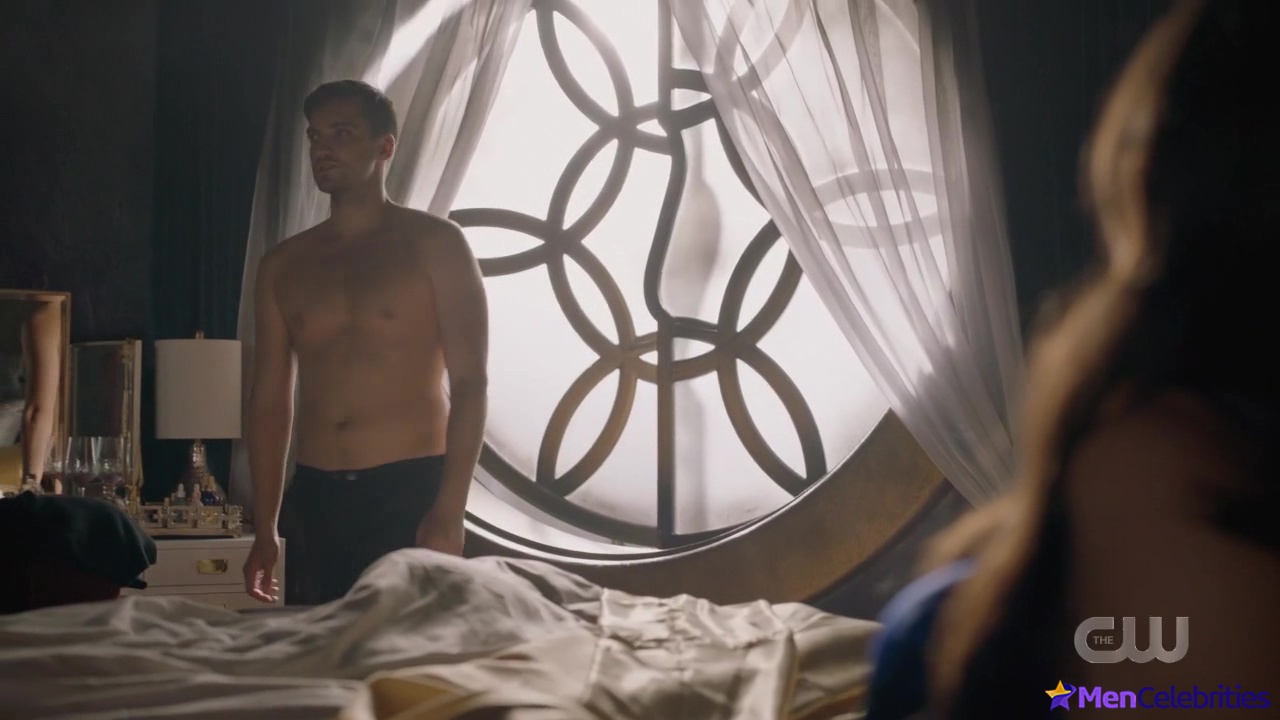 Richard Harmon shirtless in The 100 7-03 False Gods