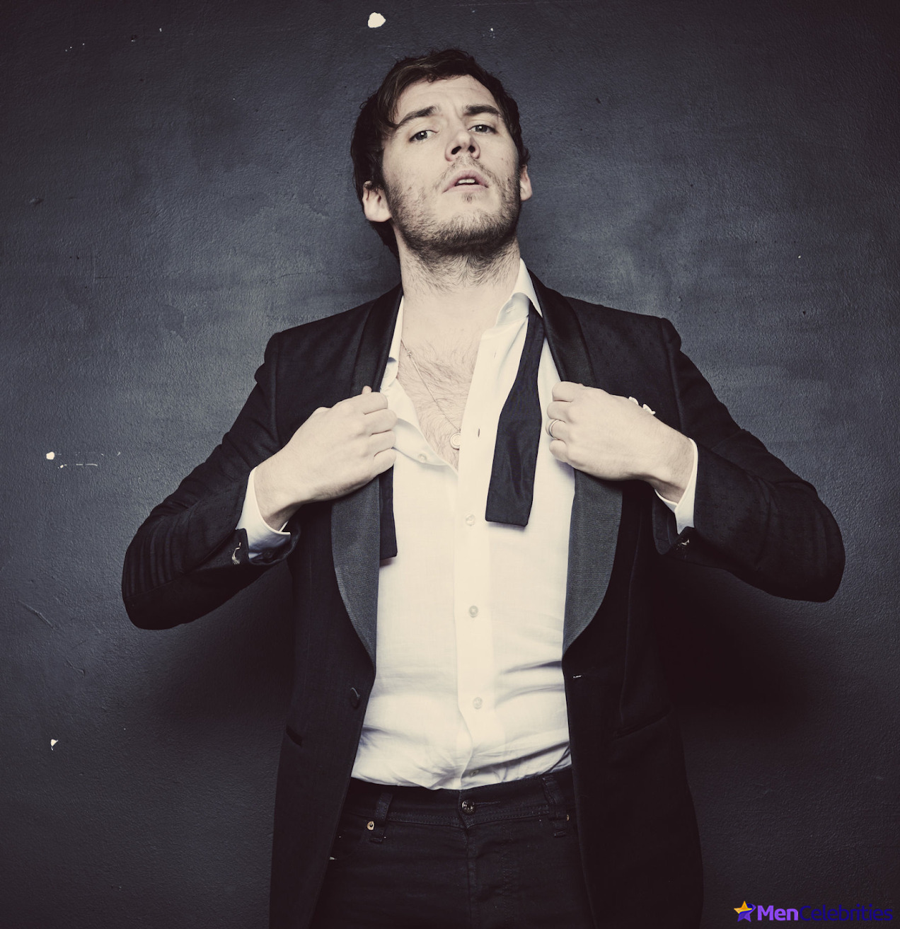 Sam Claflin striptease
