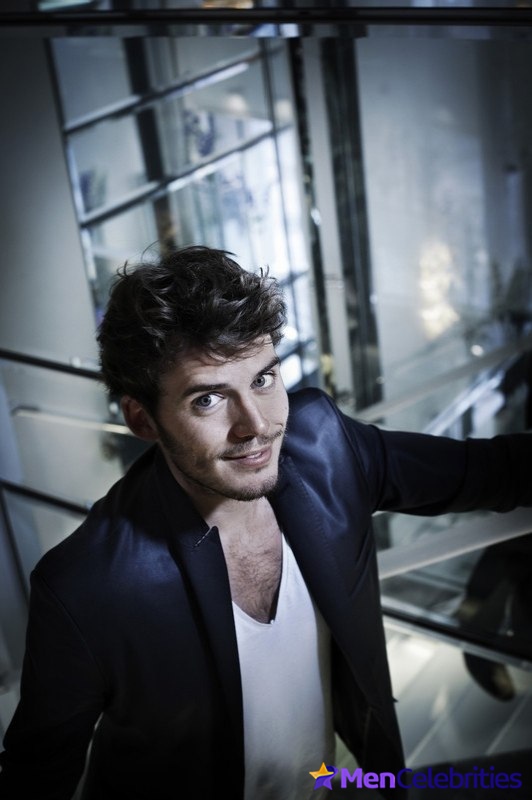 Sam Claflin photoshoots