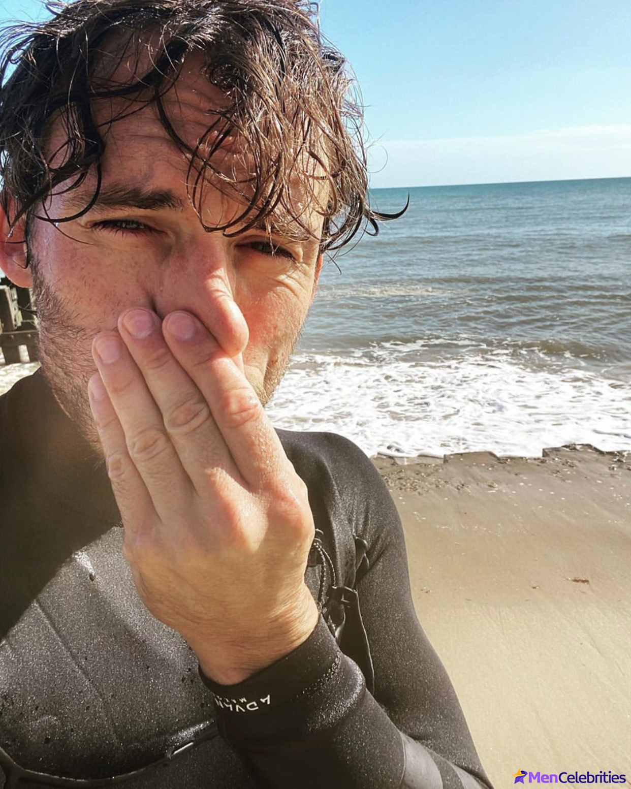 Sam Claflin sexy selfie