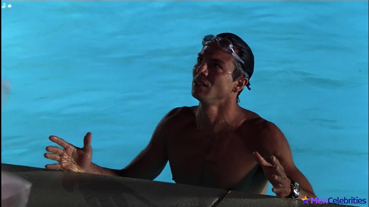 Benjamin Bratt shirtless in Miss Congeniality