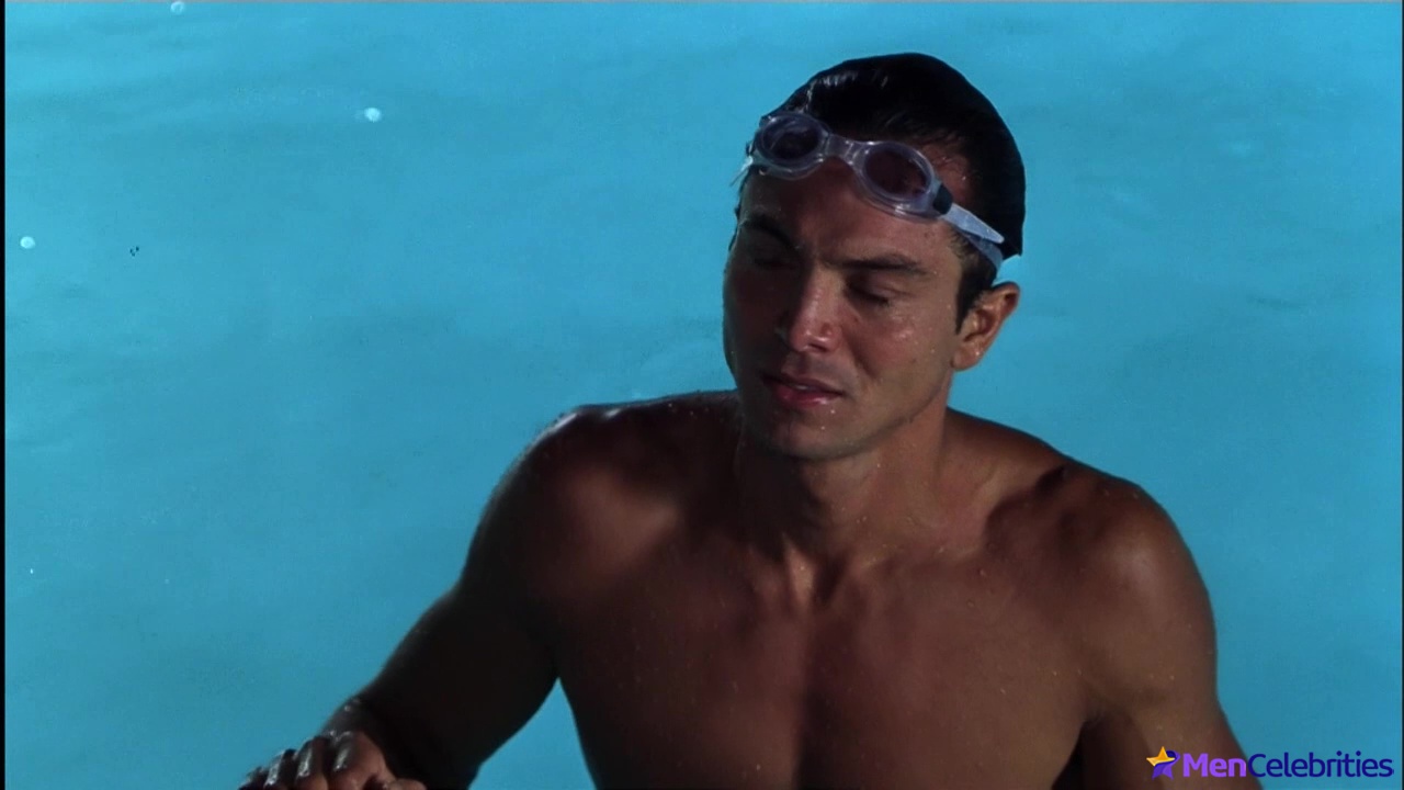 Benjamin Bratt shirtless in Miss Congeniality