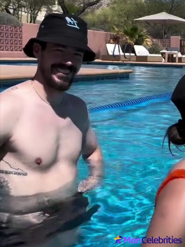 Grant Gustin nude and cock bulge pics