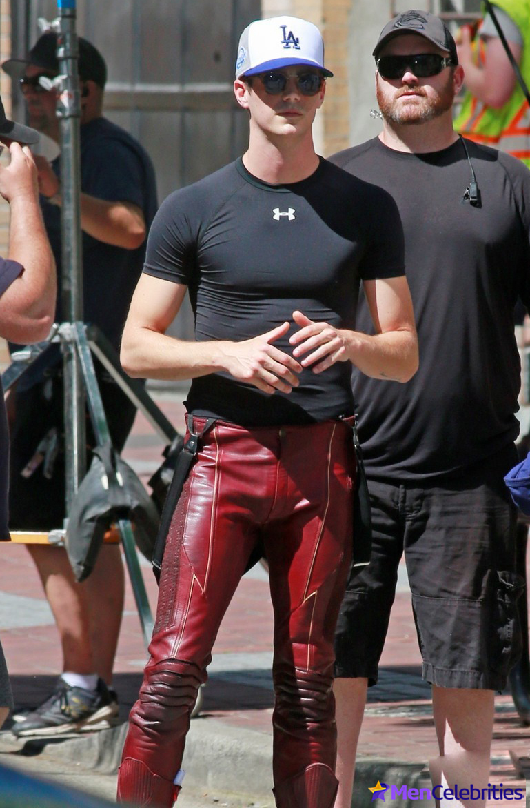 Grant Gustin nude and cock bulge pics