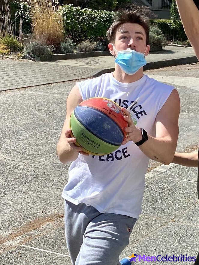 Grant Gustin nude and cock bulge pics