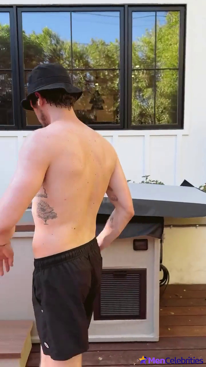 Grant Gustin nude and cock bulge pics