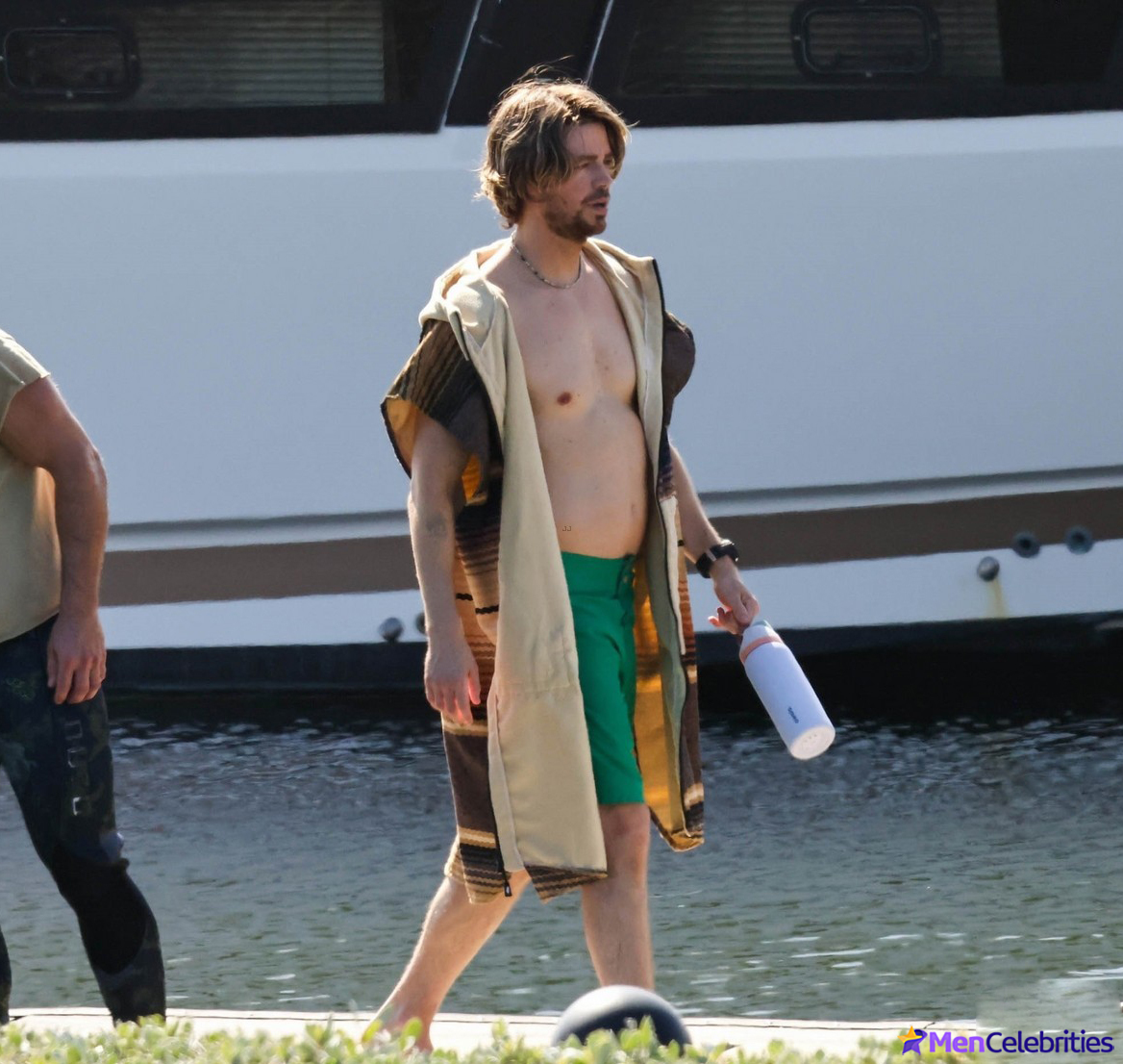 Grant Gustin nude and cock bulge pics