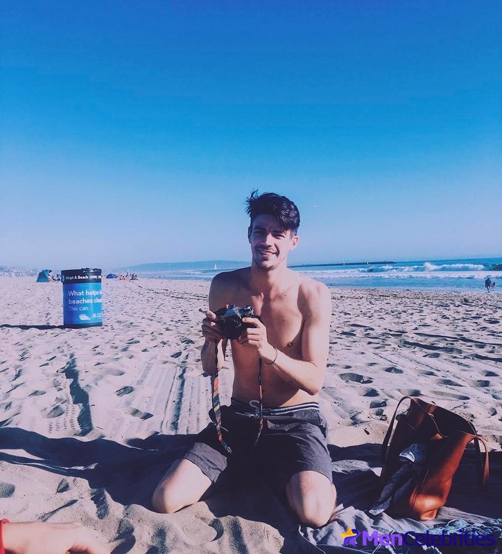 Grant Gustin nude and cock bulge pics