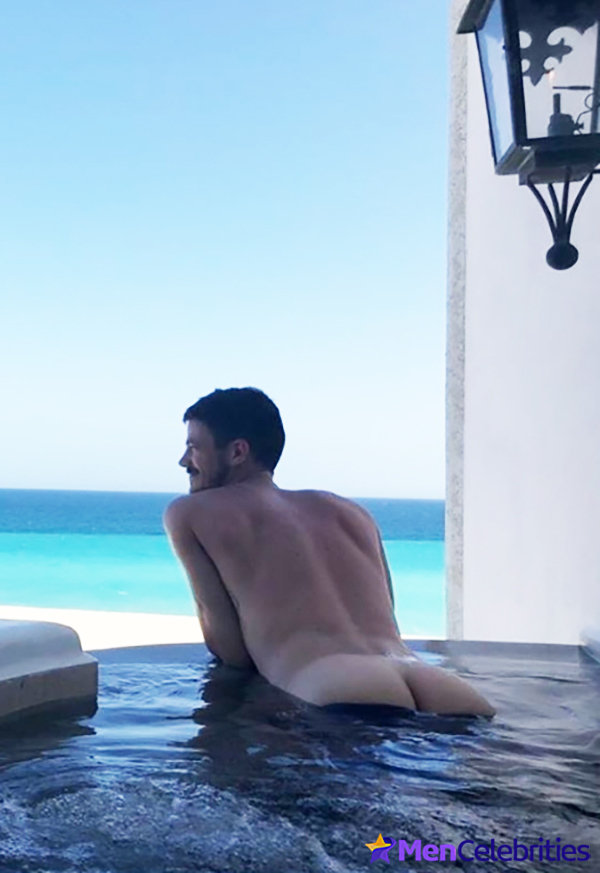Grant Gustin nude and cock bulge pics