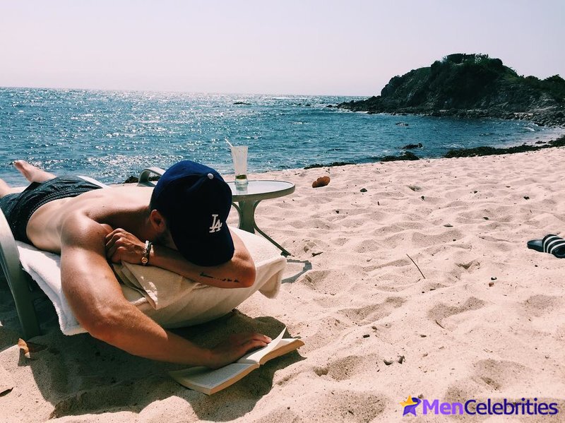 Grant Gustin nude and cock bulge pics