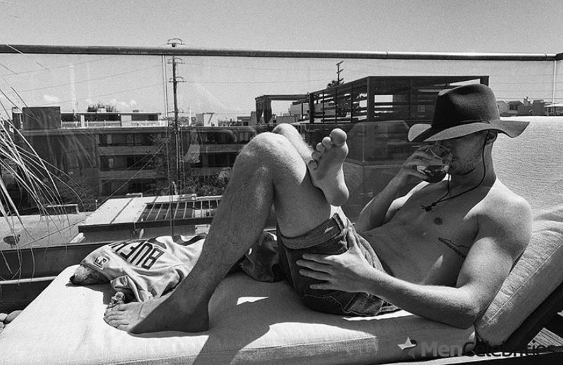 Grant Gustin nude and cock bulge pics