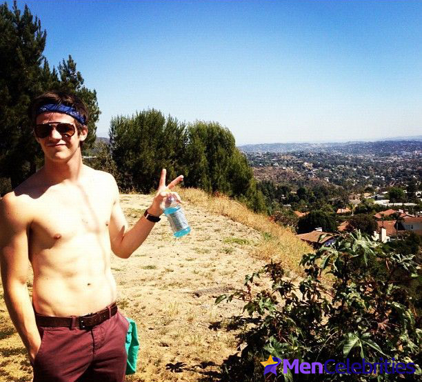 Grant Gustin nude and cock bulge pics