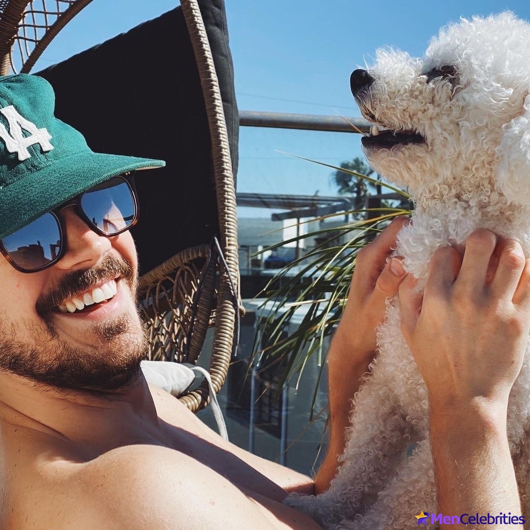 Grant Gustin nude and cock bulge pics
