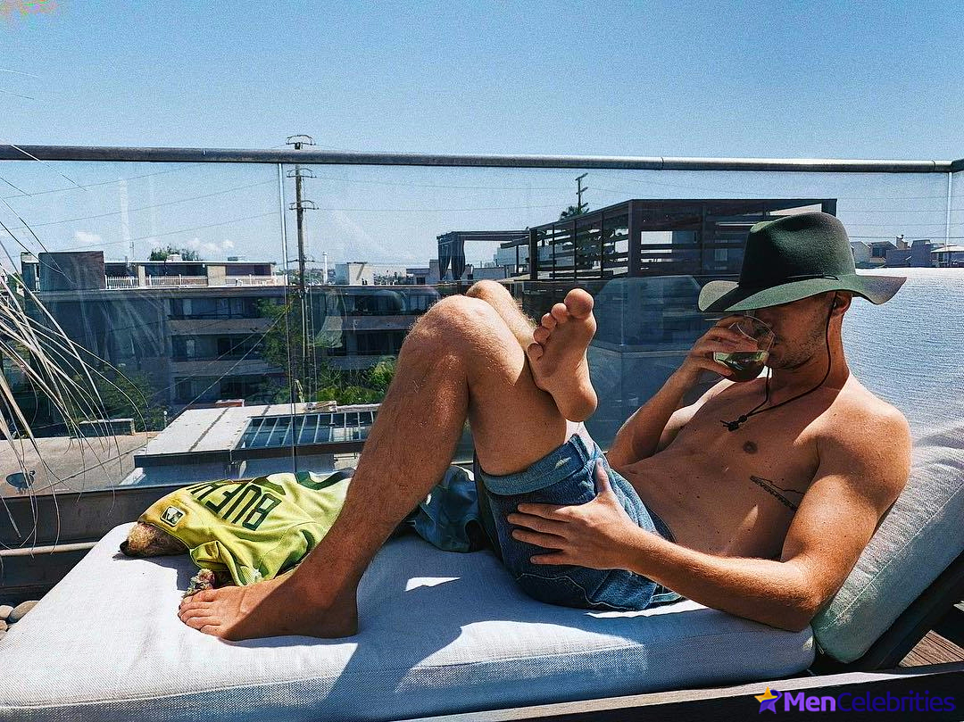 Grant Gustin nude and cock bulge pics