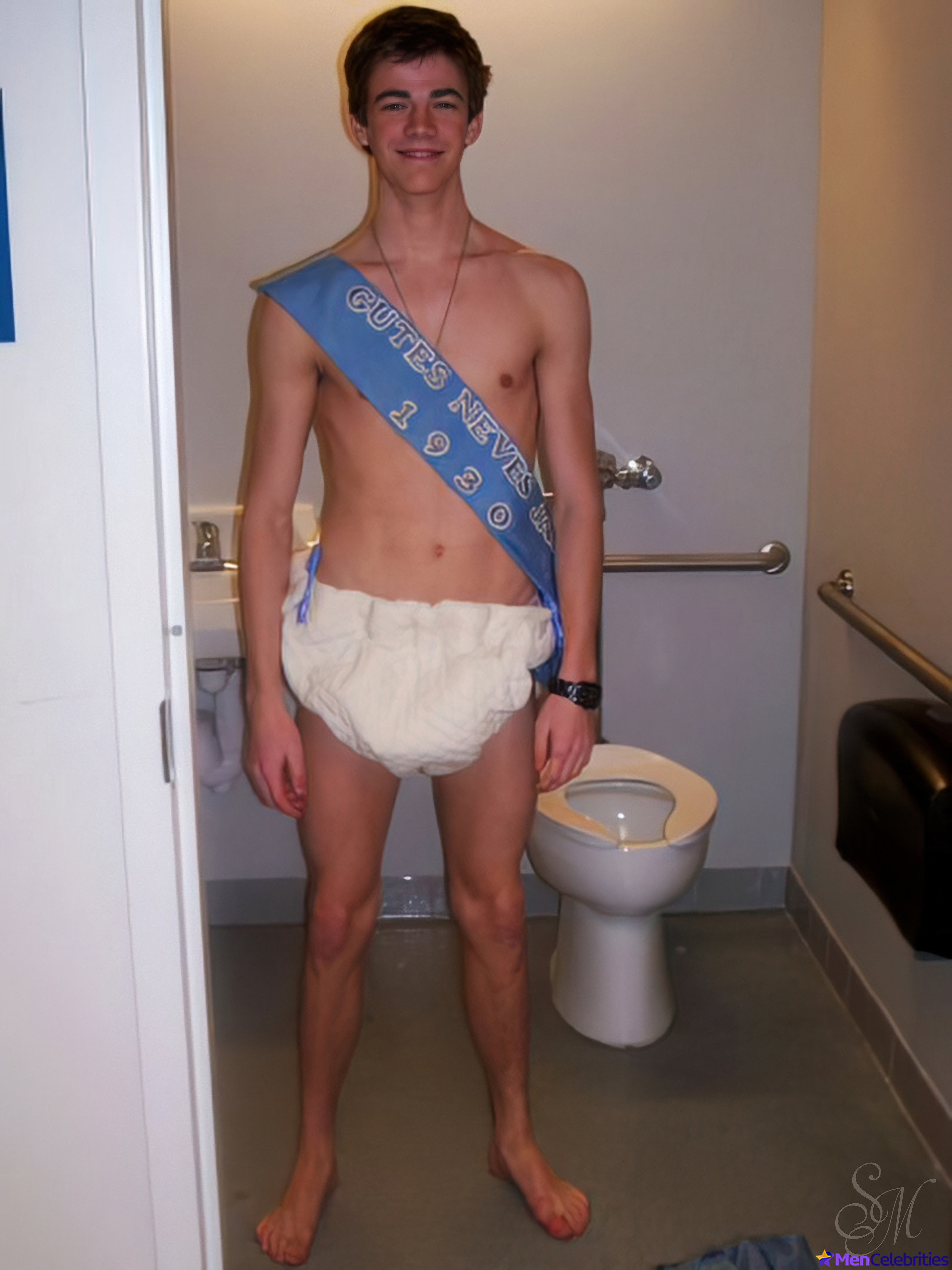 Grant Gustin nude and cock bulge pics