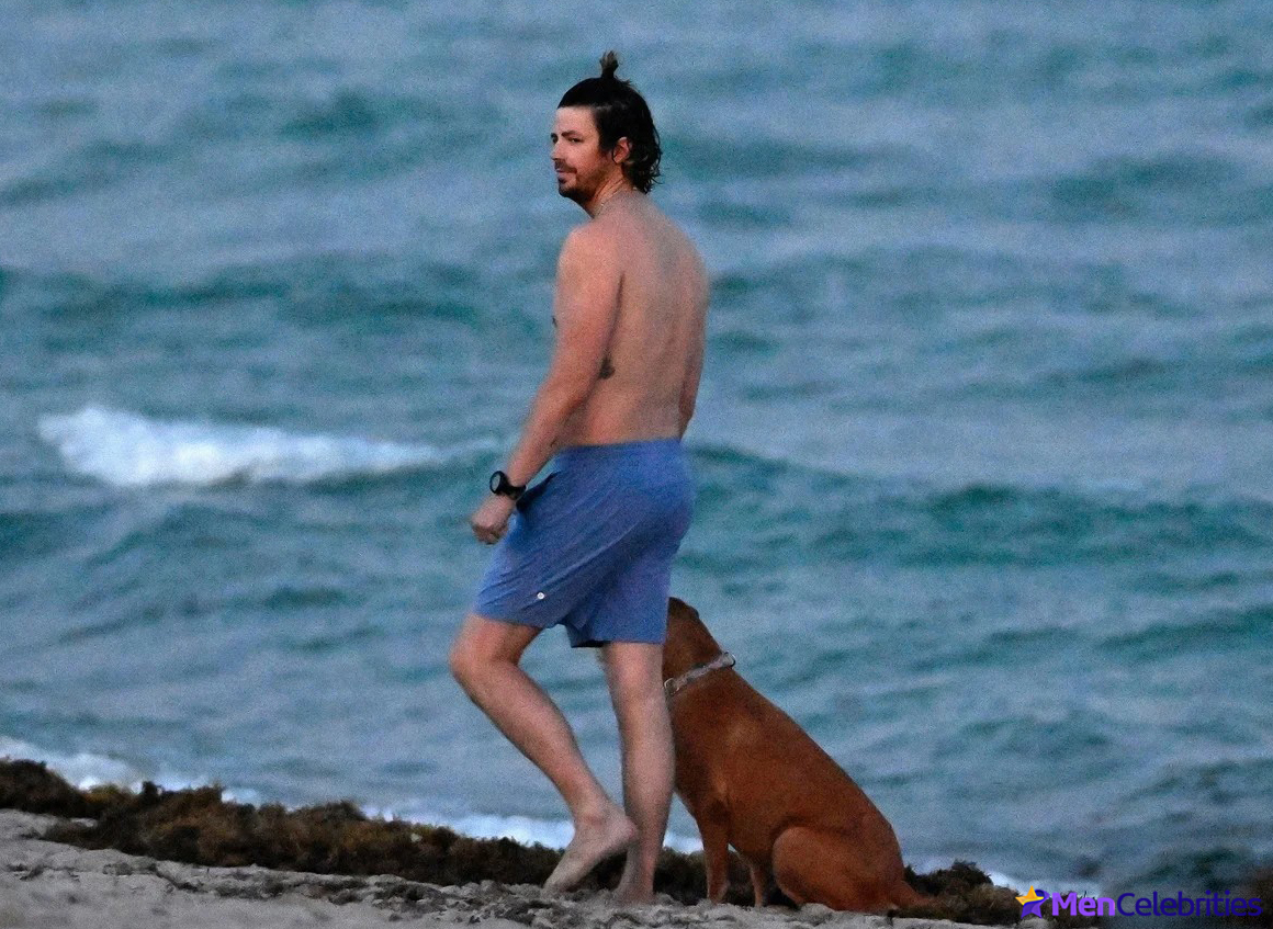 Grant Gustin nude and cock bulge pics