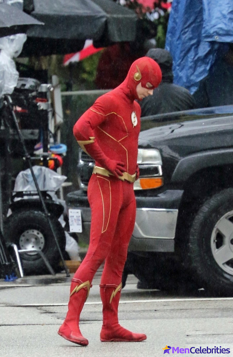 Grant Gustin nude and cock bulge pics