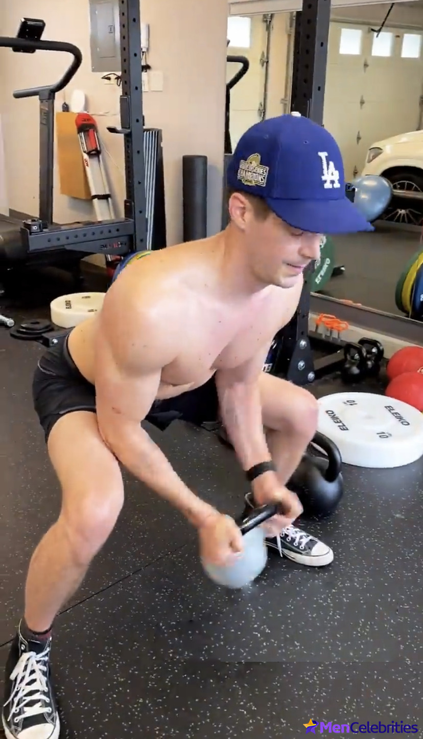 Grant Gustin nude and cock bulge pics
