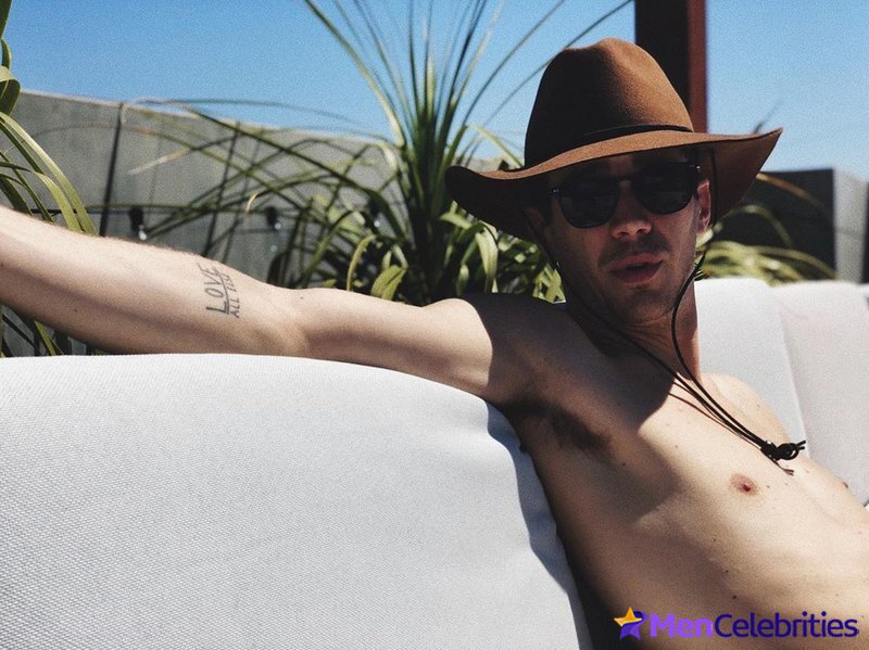 Grant Gustin nude and cock bulge pics