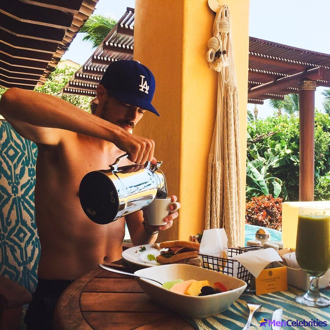 Grant Gustin nude and cock bulge pics