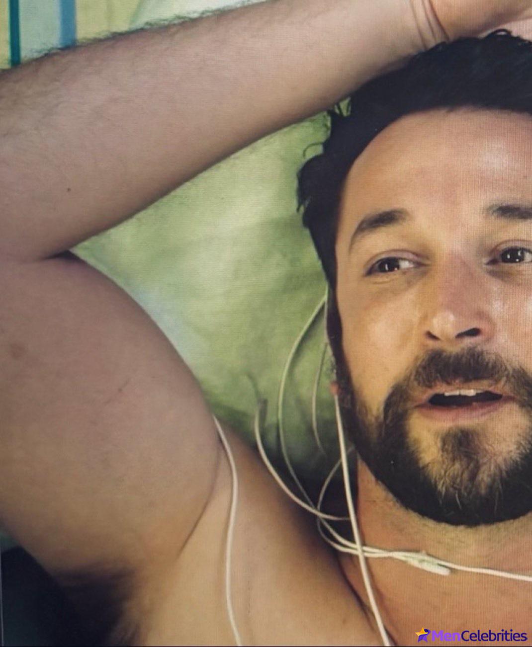Noah Wyle shirtless and sexy pics
