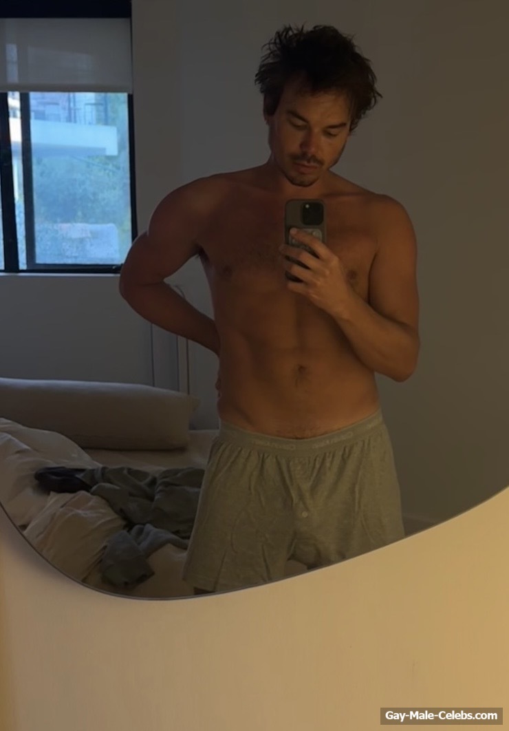 Tyler Blackburn Cut Cock Slip and Nude Photos