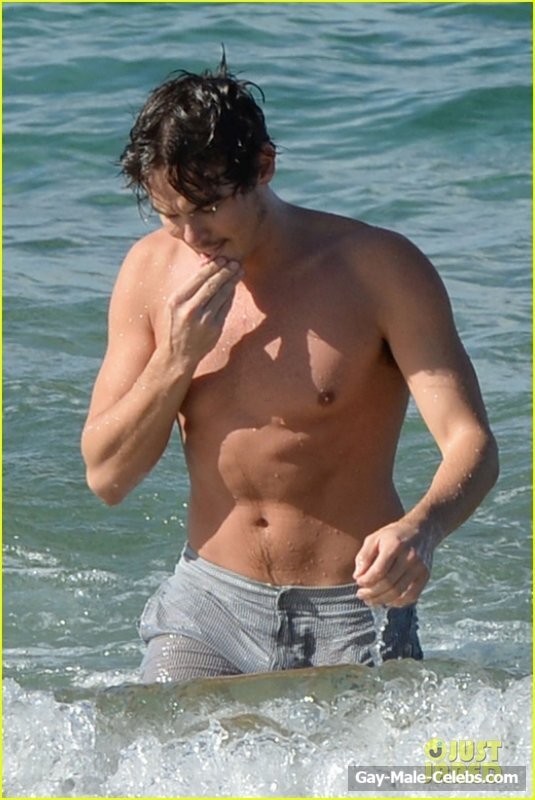 Tyler Blackburn Cut Cock Slip and Nude Photos