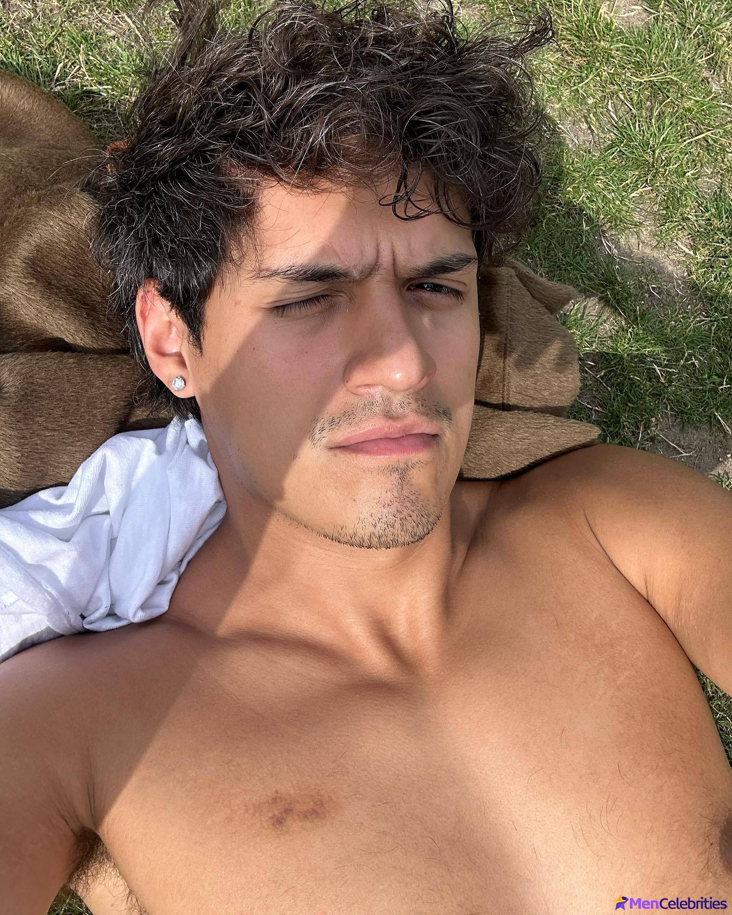 Omar Apollo naked and sexy pics