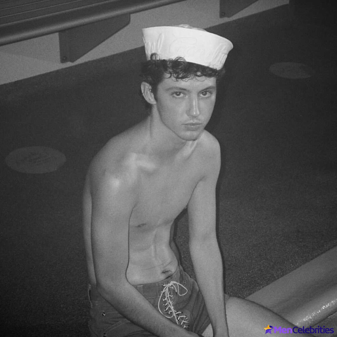 Troye Sivan nude and sexy photos