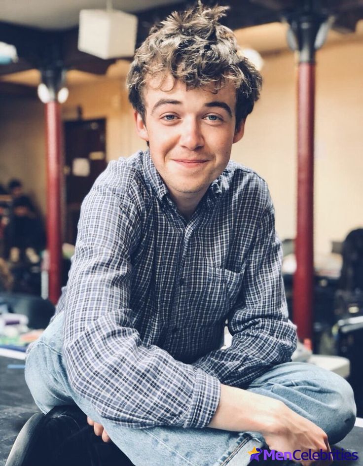 Alex Lawther shirtless and sexy pics