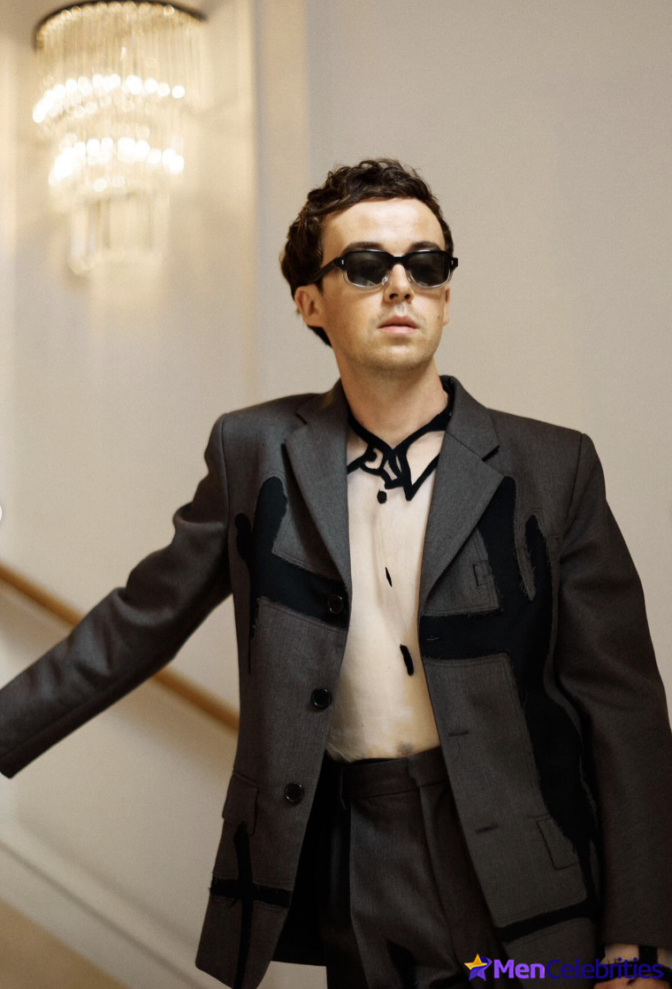 Alex Lawther shirtless and sexy pics