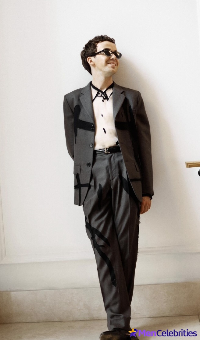Alex Lawther shirtless and sexy pics
