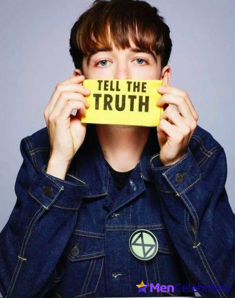 Alex Lawther shirtless and sexy pics