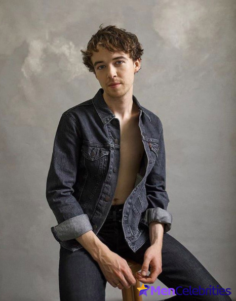 Alex Lawther shirtless and sexy pics
