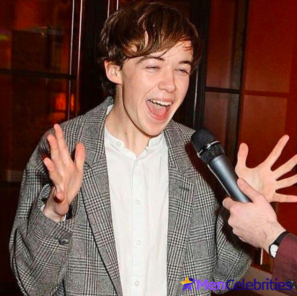 Alex Lawther shirtless and sexy pics