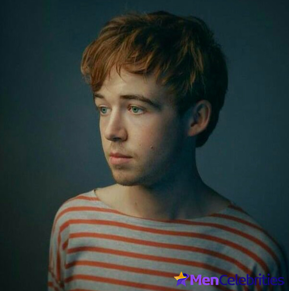 Alex Lawther shirtless and sexy pics