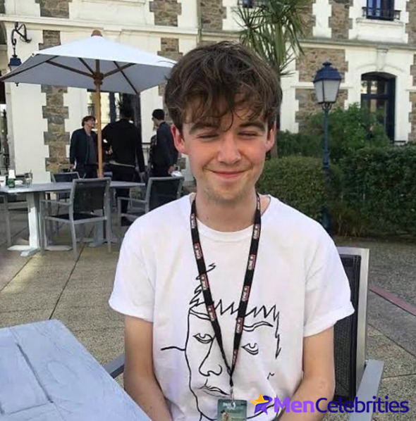 Alex Lawther shirtless and sexy pics