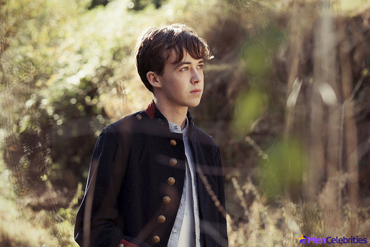 Alex Lawther shirtless and sexy pics