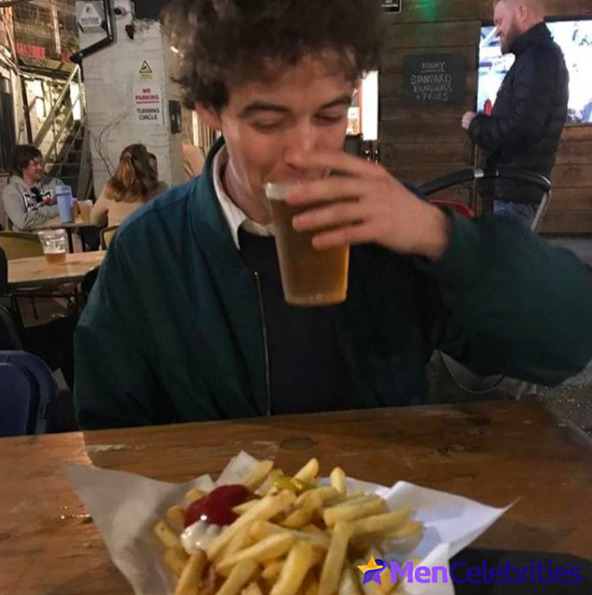 Alex Lawther shirtless and sexy pics