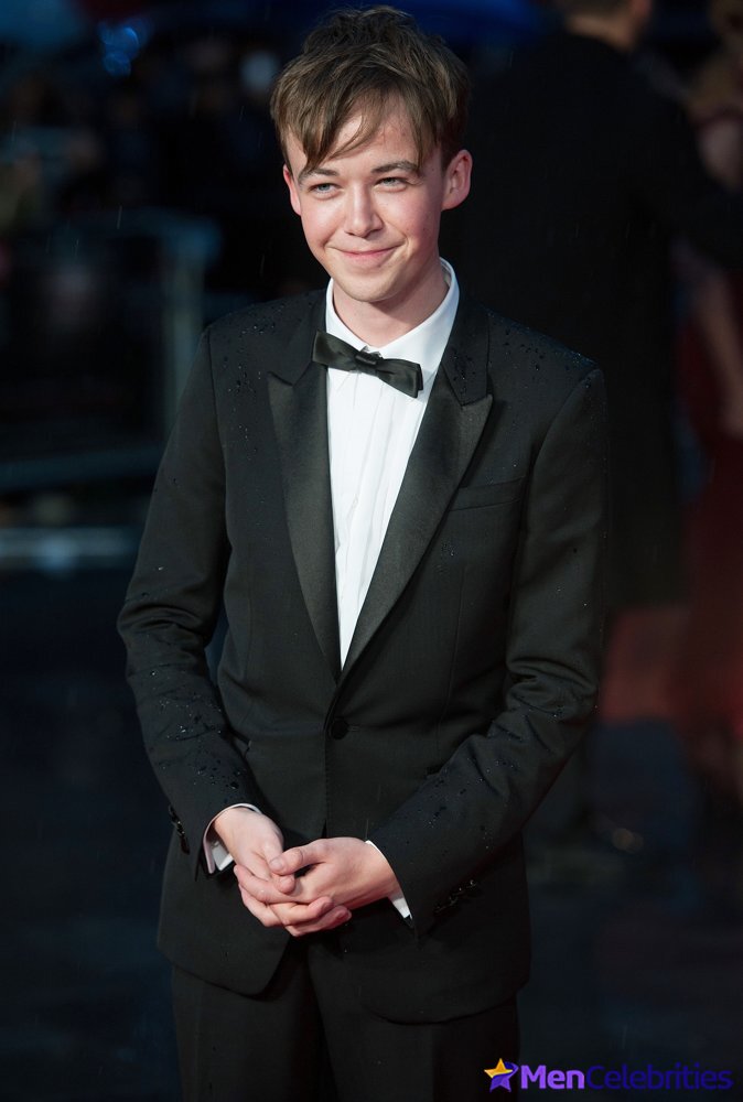 Alex Lawther shirtless and sexy pics