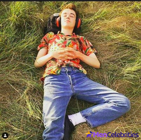 Alex Lawther shirtless and sexy pics