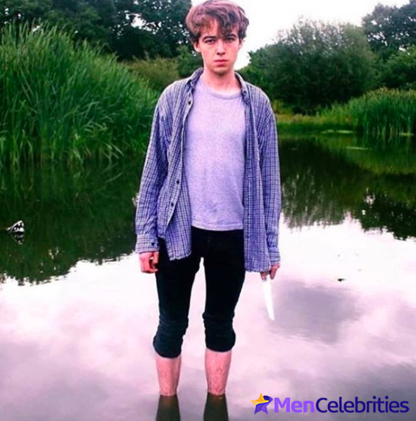 Alex Lawther shirtless and sexy pics