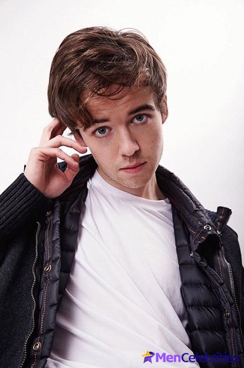 Alex Lawther shirtless and sexy pics