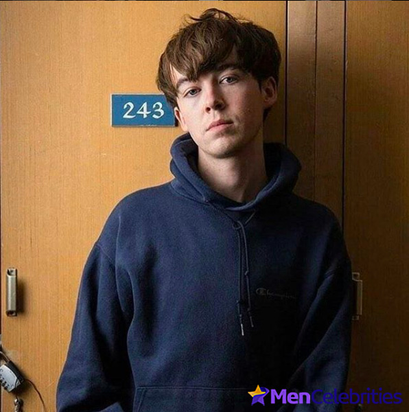Alex Lawther shirtless and sexy pics