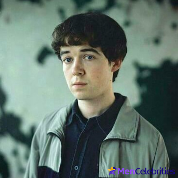 Alex Lawther shirtless and sexy pics