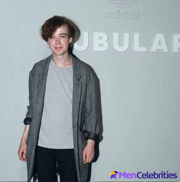 Alex Lawther shirtless and sexy pics