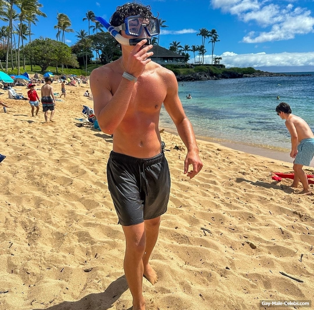 Charlie Bushnell Shirtless And Sexy Selfie Photos