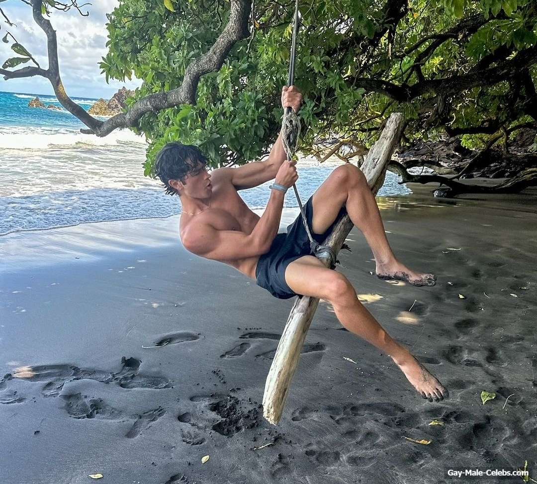 Charlie Bushnell Shirtless And Sexy Selfie Photos