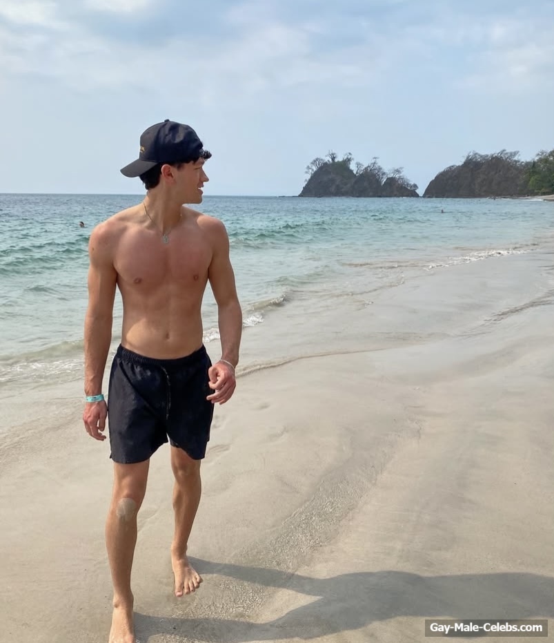 Charlie Bushnell Shirtless And Sexy Selfie Photos