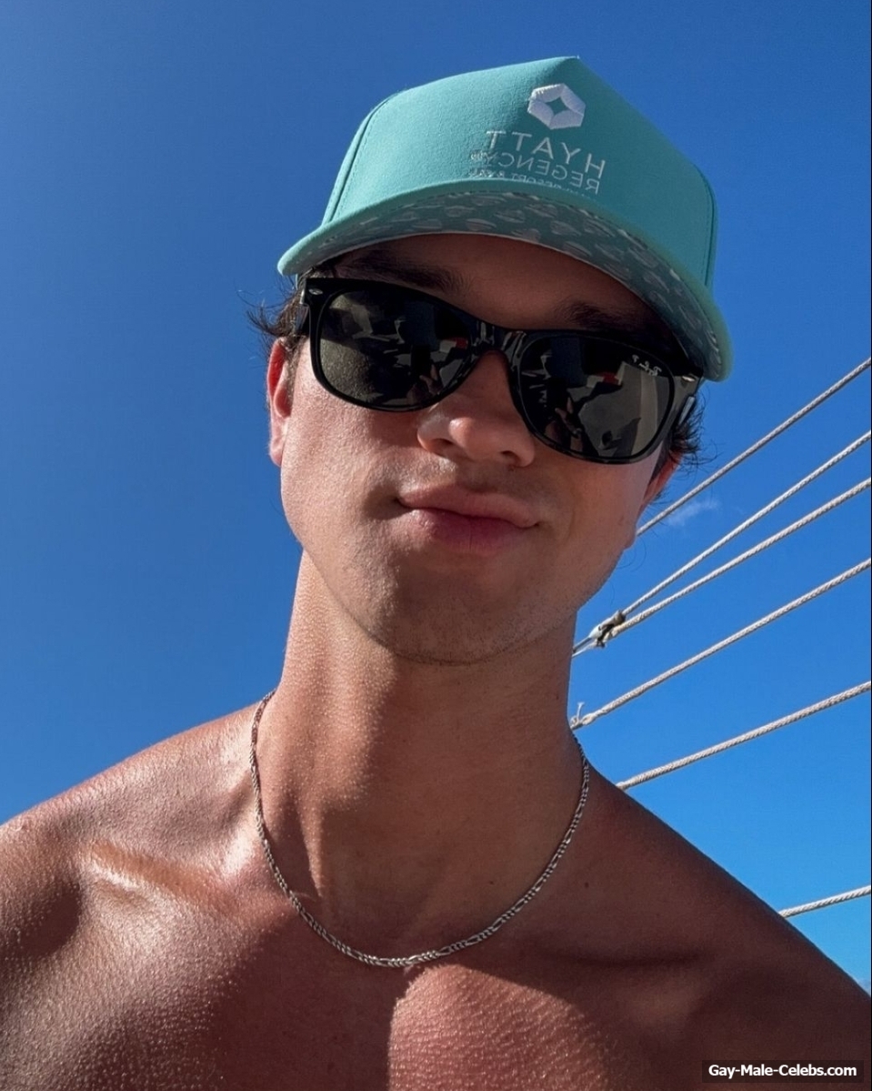 Charlie Bushnell Shirtless And Sexy Selfie Photos